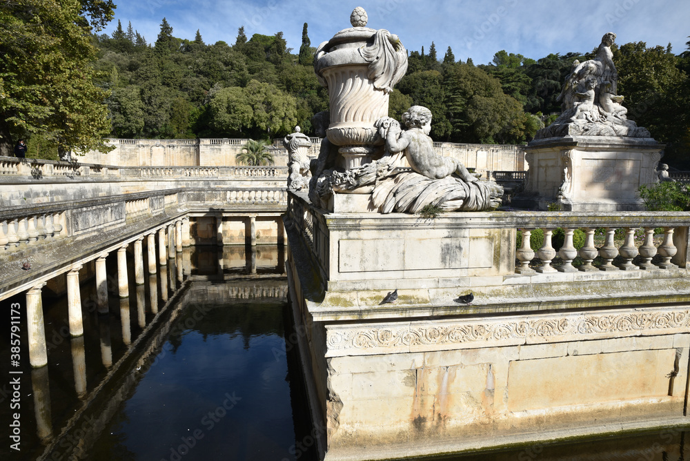 Bassins du jardin de a Fontaine à Nîmes, France