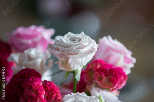 Mazzo di fiori con rose colorate