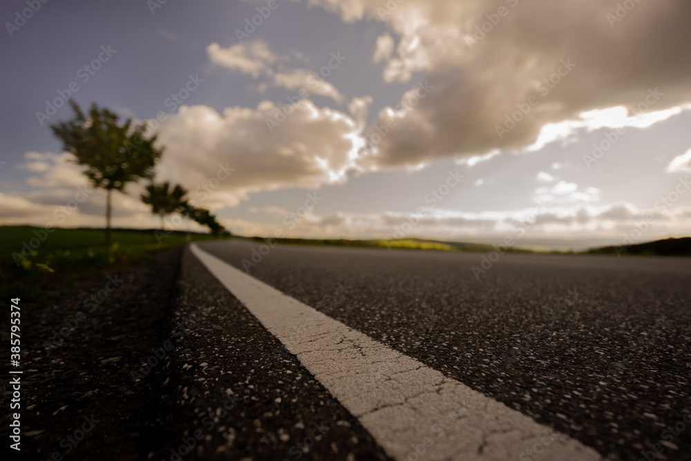 Naklejka premium Straße zur goldenen Stunde in ländlicher Gegend