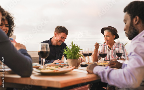 Photography Multiracial friends enjoy dinner together outdoor on patio - Food and drink