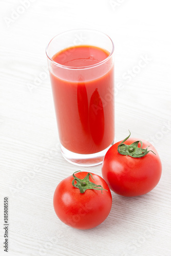 トマトとトマトジュース © Paylessimages