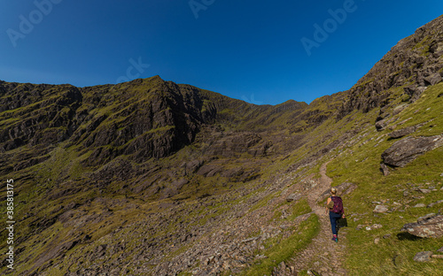 Foto A hiker walking towards Mount Brandon, Dingle, County Kerry, Ireland
