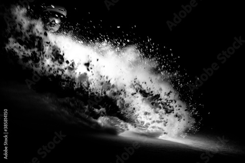 Foto Man skiing on Teton Pass at night