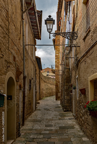 Einsame Gasse in der Altstadt von Colle di Val d'Elsa in der Toskana in Italien 