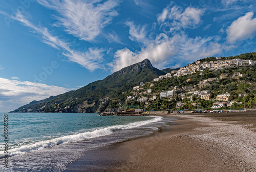 Strand der Amalfiküste in Vietri Sul Mare in Kampanien, Italien 