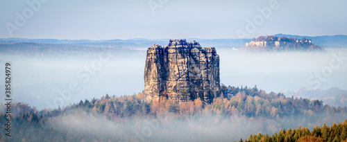 Falkenstein und Königsstein im Nationalpark sächsische Schweiz liegen im Nebel