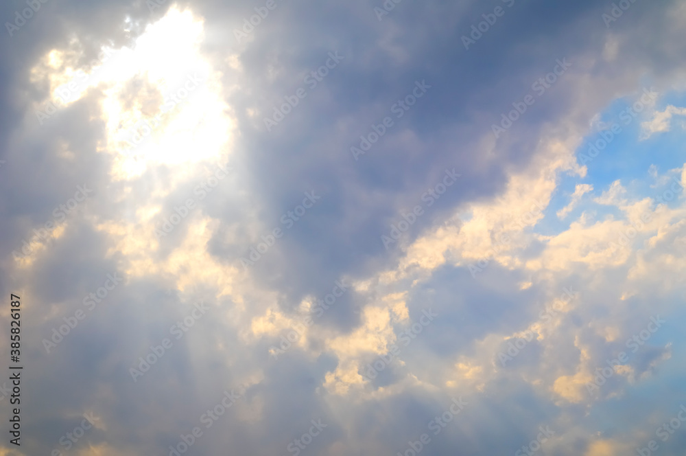 夏の雲間から差し込む太陽光