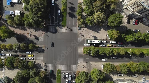 aerial view of a green boulevard with traffic
