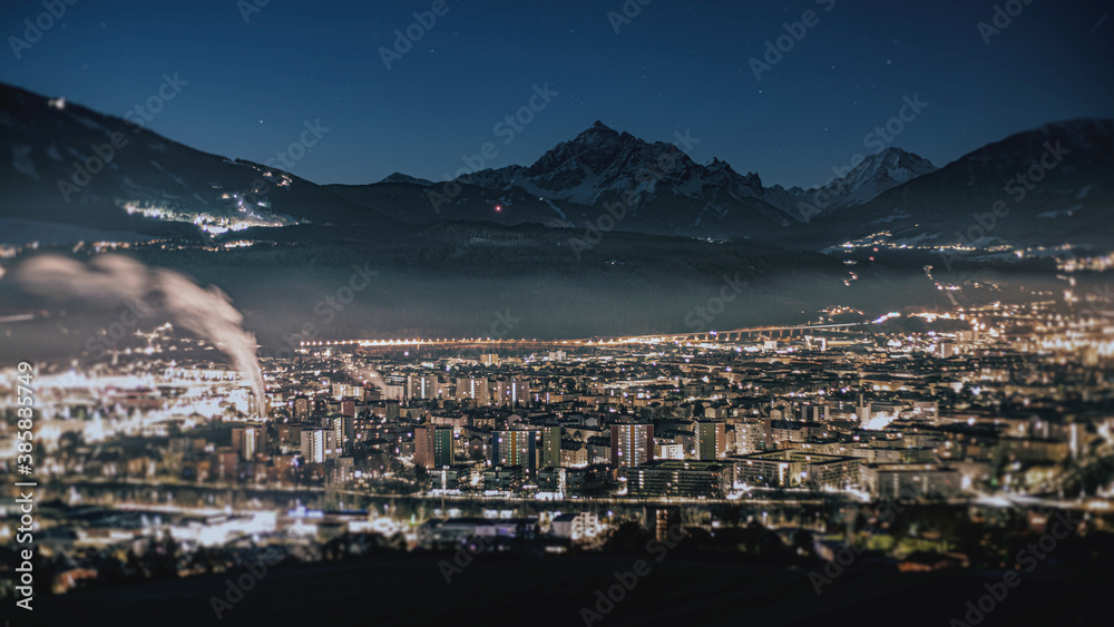 Obraz premium city skyline.innsbruck austria.