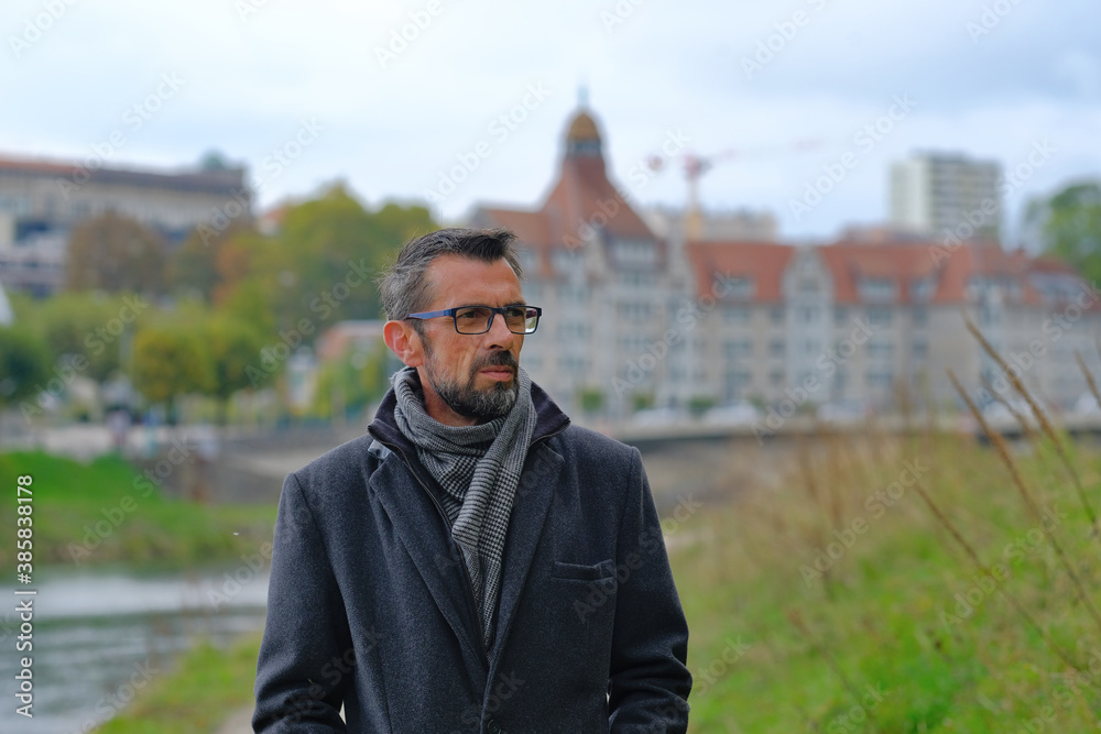 Homme debout dans un parc Homme debout dans un parc