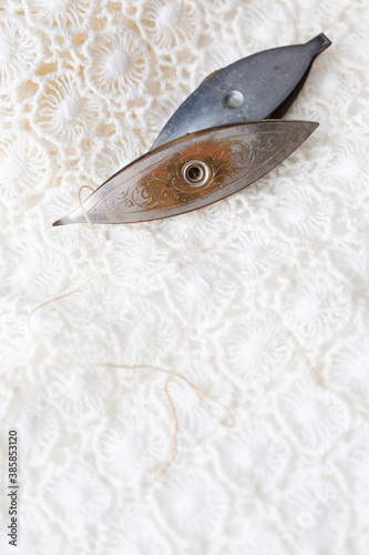Cuadro en lienzo Old Tatting Shuttles on White Tatting