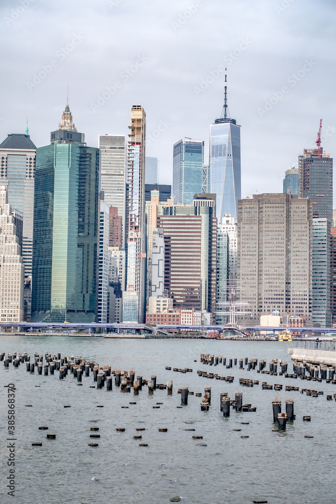 Obraz premium new york city skyline on a cloudy day