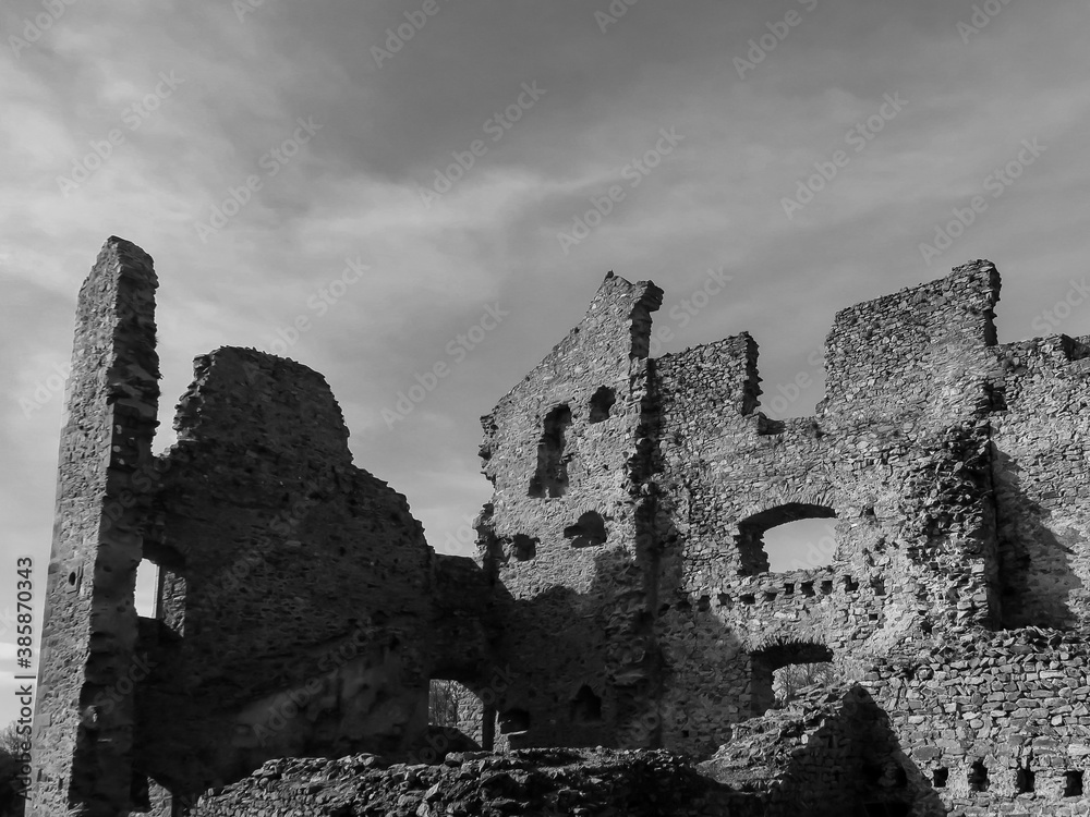 Φωτογραφία Black and white photography of the Saissac castle ruins, in France