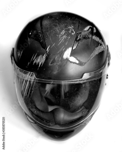 Casque de moto accidenté
