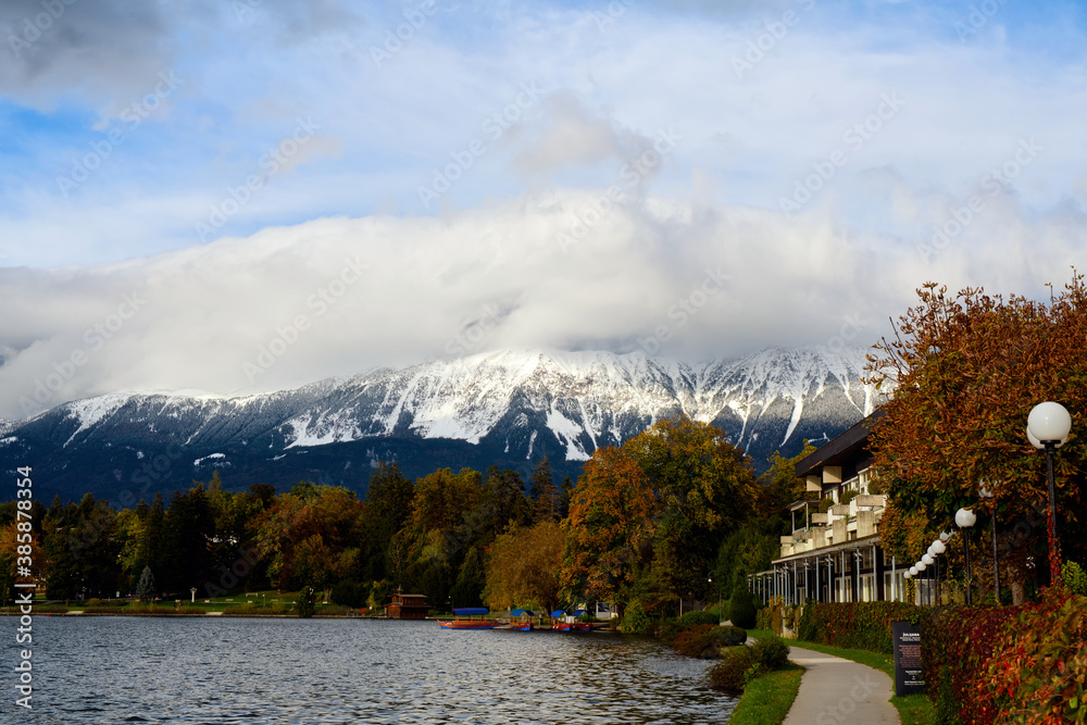 Fototapeta premium Lake Bled with Begunjščica mountain