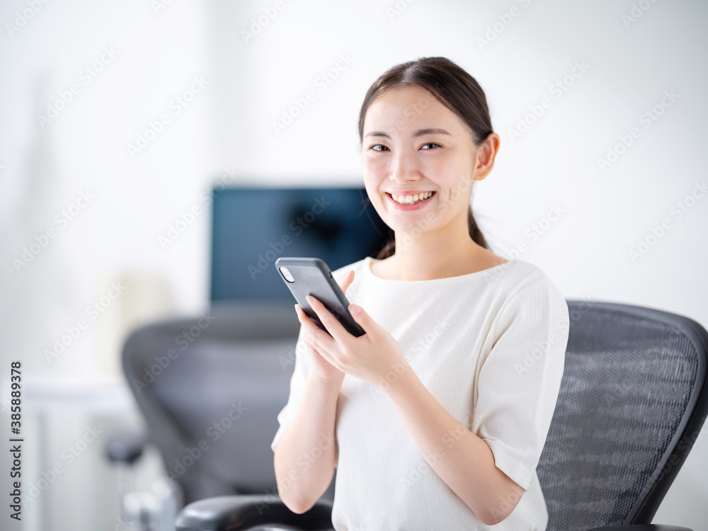 スマートフォン・女性・ビジネス スマートフォン・女性・ビジネス