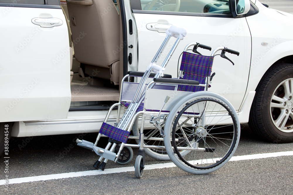 Fototapeta premium 自動車と車椅子