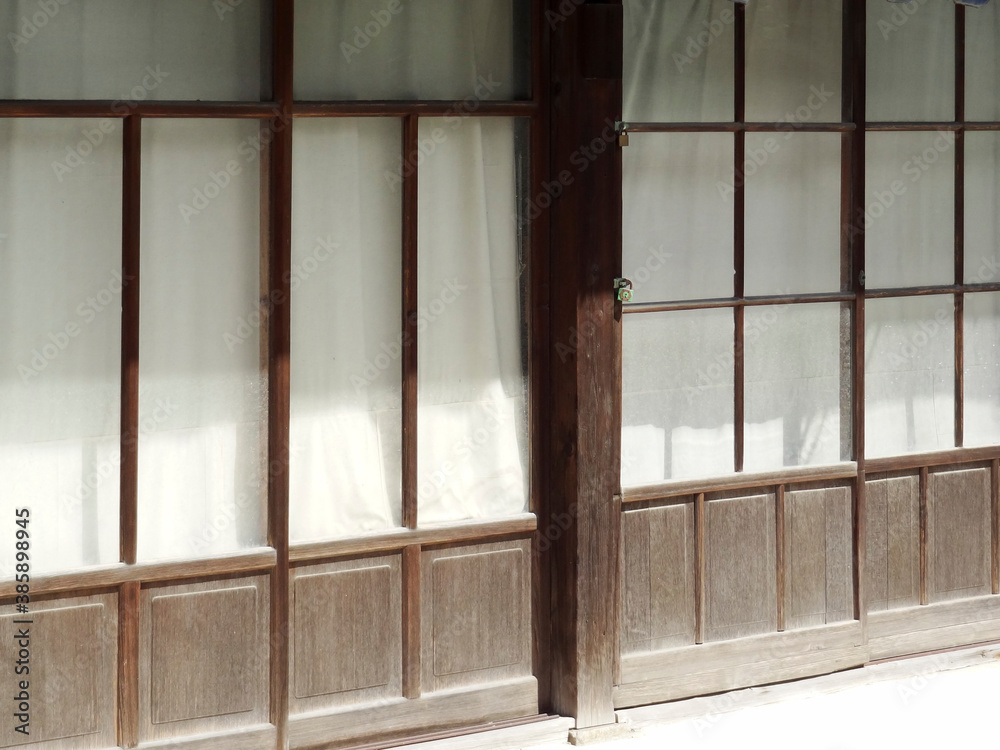 商店のレトロな引き戸とカーテン 商店のレトロな引き戸とカーテン