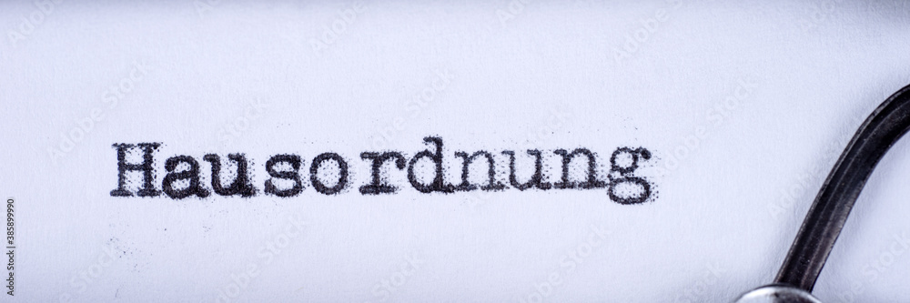 Hausordnung, Text geschrieben auf einer alter Schreibmaschine. Panorama Hausordnung, Text geschrieben auf einer alter Schreibmaschine. Panorama