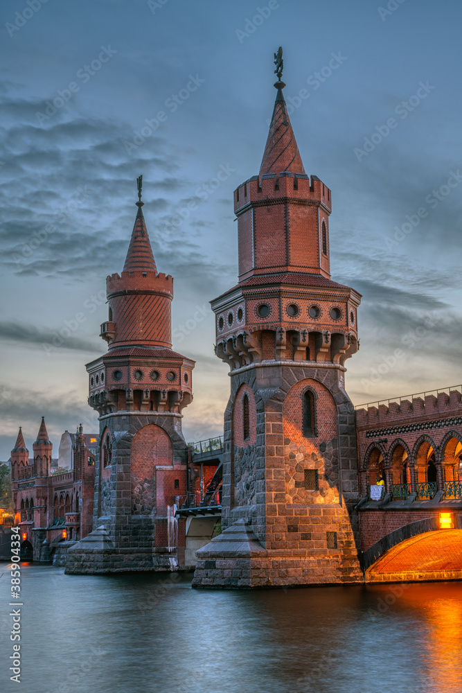 Fototapeta premium The beautiful Oberbaum Bridge in Berlin after sunset