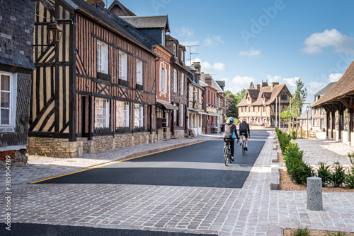 Photos Centre ville de Beuvron-en-Auge avec des cyclistes