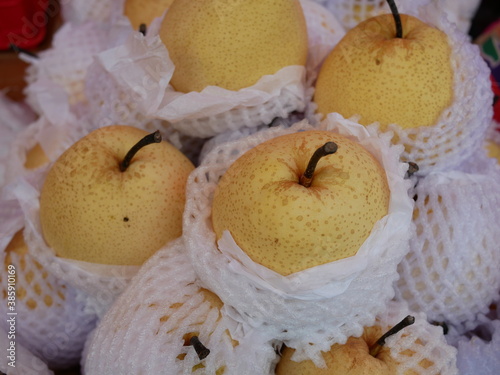 Foto Chinese pears for sale on food market.