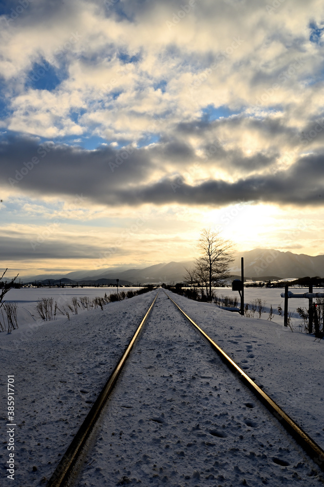 夕暮れの雪原と線路