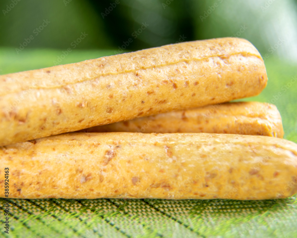 Bastoncitos de trigo.
Aperitivo o acompañamiento de una comida creado con harina de trigo.
Bastoncitos de trigo.
Aperitivo o acompañamiento de una comida creado con harina de trigo.