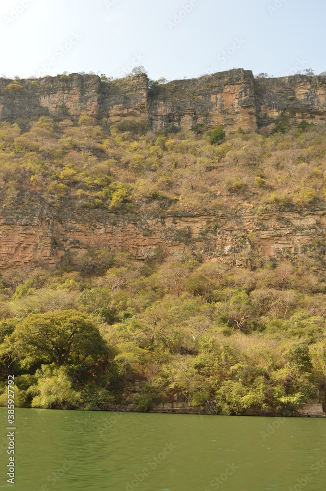 Obraz premium Sailing on the river through the stunning Sumidero Canyon in Chiapas, Mexico