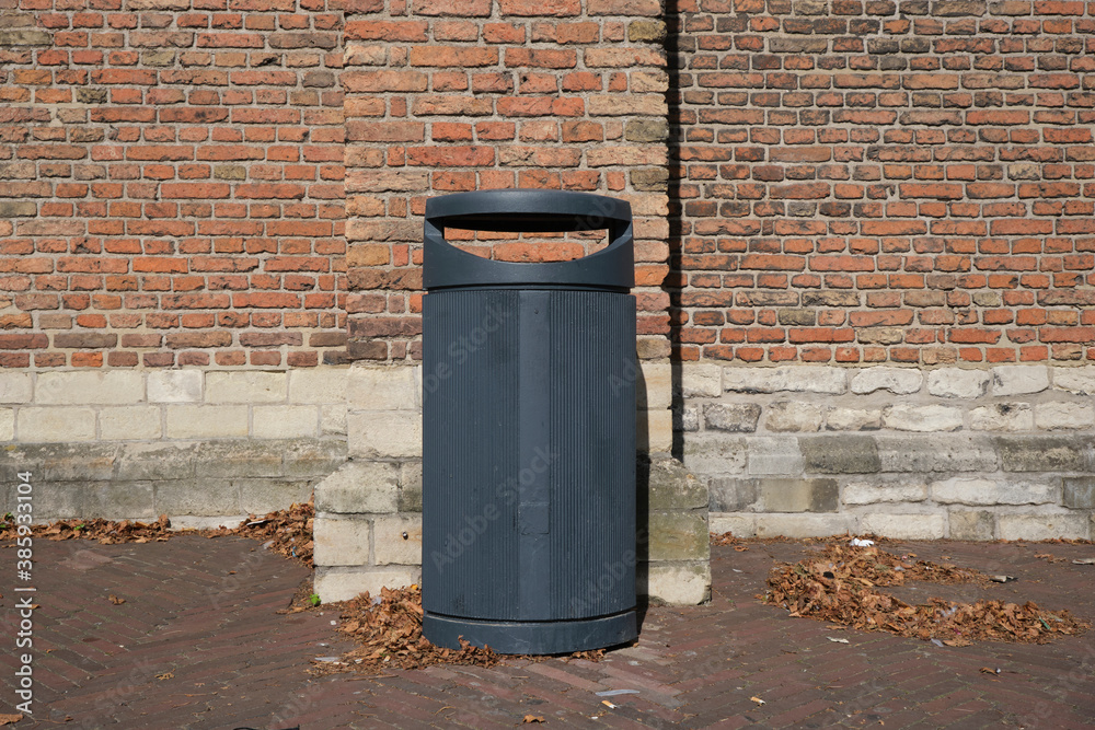 Obraz premium trash can rubbish bin dustbin garbage trashcan outside against weathered wall background