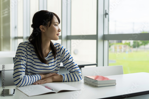 教室で勉強する女子学生 大学生 予備校生 Free Download 教室で勉強する女子学生 大学生 予備校生 - GFXLoad