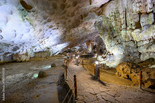 Foto Hang Sung Sot Cave or Surprise Cave in Halong bay, Vietnam.
