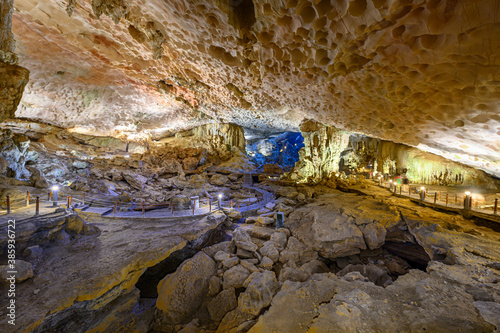 Foto Hang Sung Sot Cave or Surprise Cave in Halong bay, Vietnam.