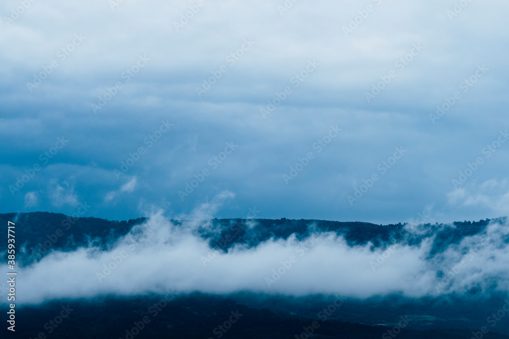 Paysage de montagne avec un ciel brumeux
