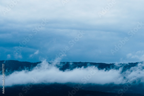 Fototapeta Naklejka Na Ścianę i Meble -  Paysage de montagne avec un ciel brumeux