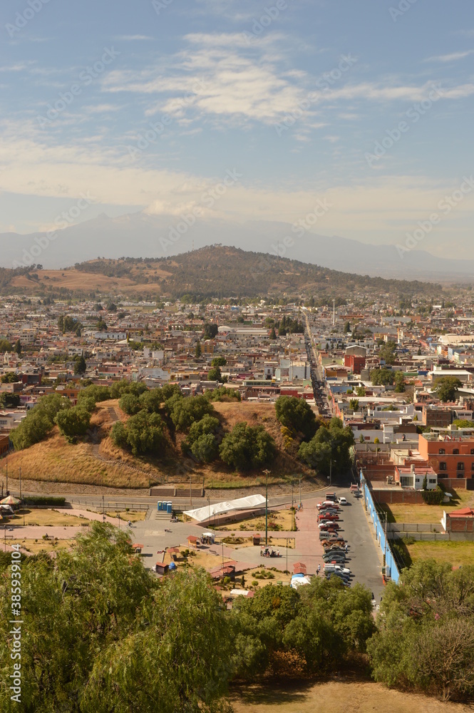 Naklejka premium The city of Heroica Puebla de Zaragoza at the foot of the Popocatepetl volcano, Mexico
