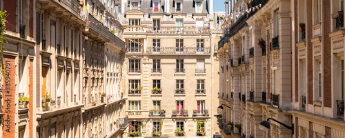 Paris, beautiful building, typical parisian facade © Pascale Gueret