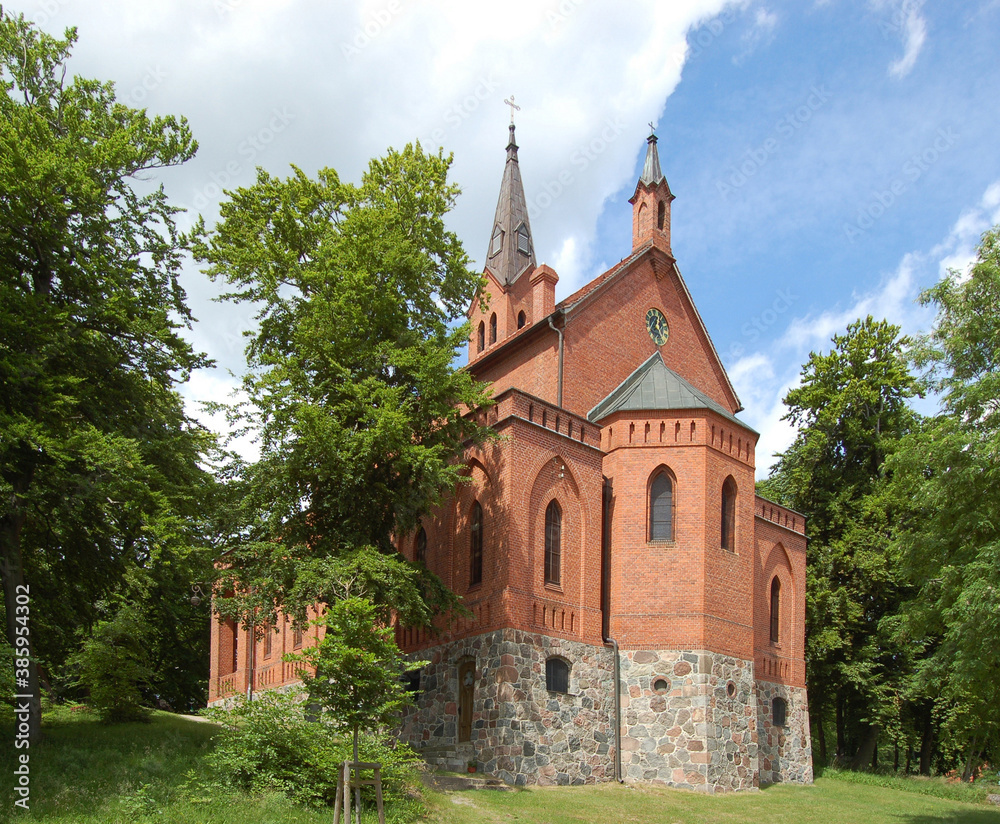 Backstein - Die Waldkirche in Bansin auf der Ostsee-Insel Usedom in Mecklenburg-Vorpommern