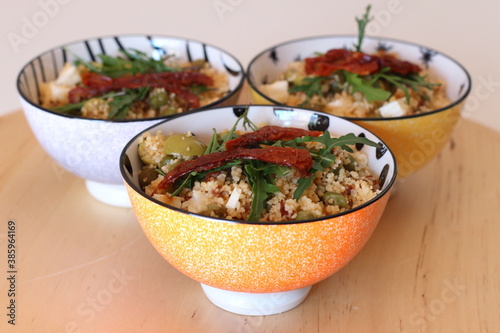 Cous cous con pomodori secchi, piselli, olive e feta