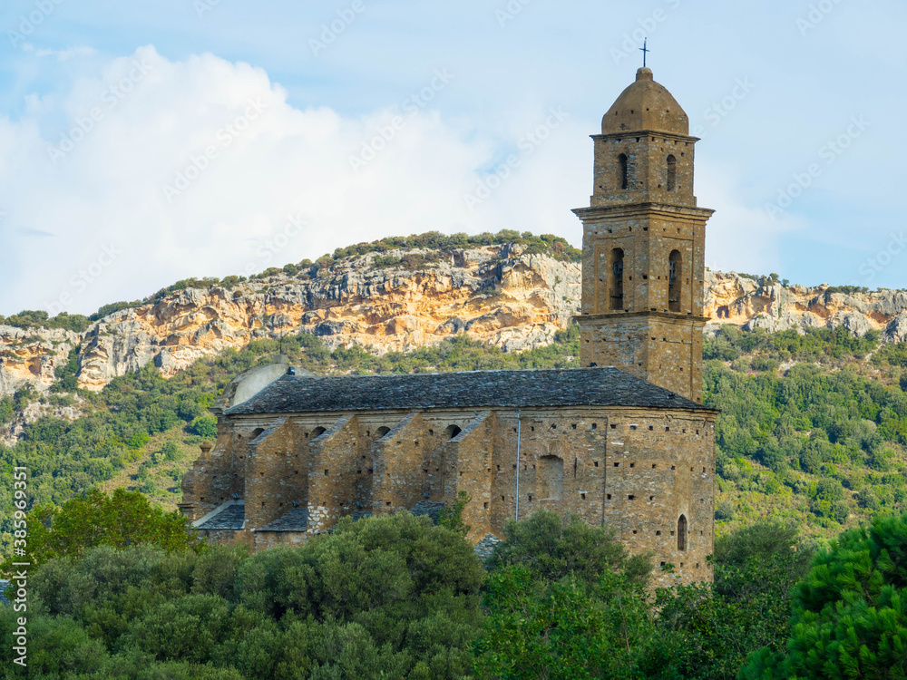 Schöne Ansicht der Kirche des Heiligen Martin des 16. Jahrhunderts in Patrimonio, einer kleinen Stadt von Haute Corse mit Berge im Hintergrund, Korsika Frankreich