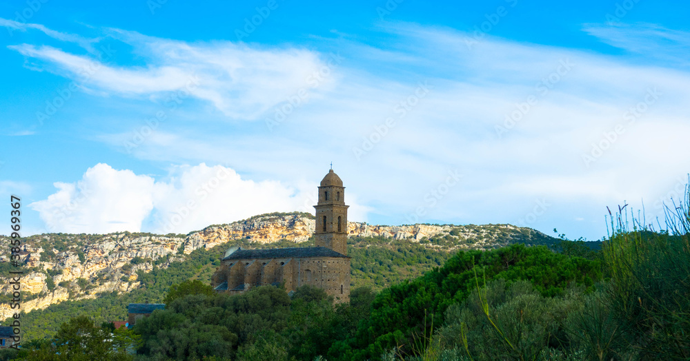 Schöne Ansicht der Kirche des Heiligen Martin des 16. Jahrhunderts in Patrimonio, einer kleinen Stadt von Haute Corse mit Berge im Hintergrund, Korsika Frankreich Schöne Ansicht der Kirche des Heiligen Martin des 16. Jahrhunderts in Patrimonio, einer kleinen Stadt von Haute Corse mit Berge im Hintergrund, Korsika Frankreich