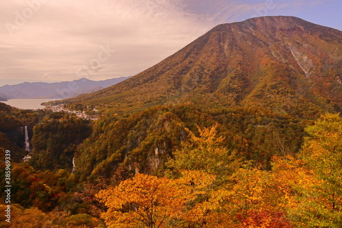秋の日光男体山、中善寺湖、華厳の滝