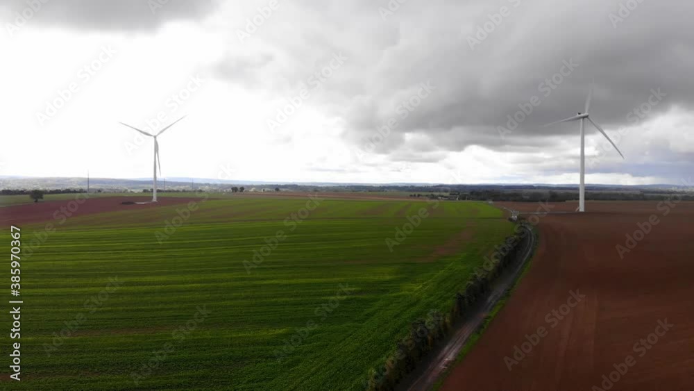 Parc éolien au milieu de terre agricole. Parc éolien au milieu de terre agricole.