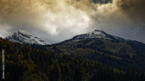 Paysages de Villard De Lans en automne avec les premières neiges et les couleurs d'automne