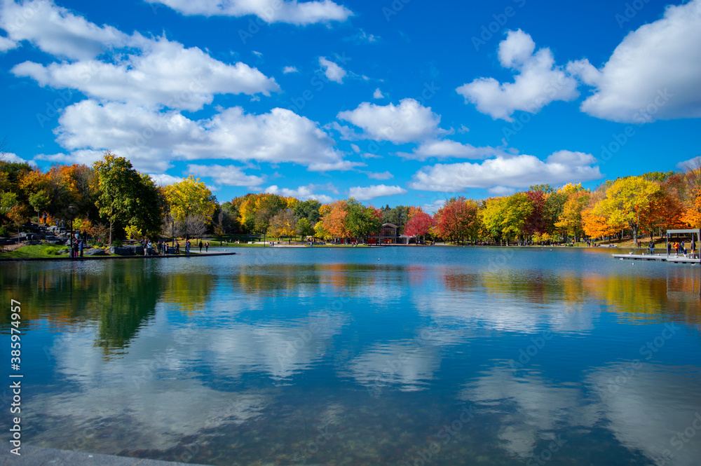 Fototapeta premium Lac en automne - L'été indien au Canada