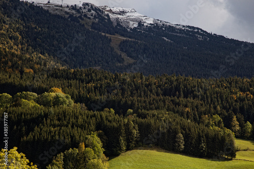 Paysages de Villard De Lans en automne avec les premières neiges et les couleurs d'automne © Boris V. 