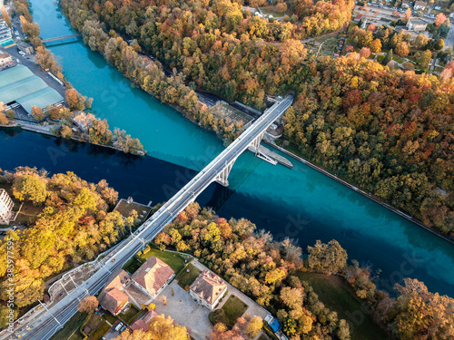 La Jonction de l'Arve et du Rhône vue du ciel, Genève, Suisse. Vue aérienne prise par un drone en octobre. photo