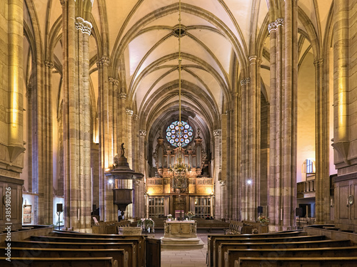 Obraz na płótnie Strasbourg, France. Interior of St. Thomas' Church, the main Lutheran church of the city. The church was founded in 1196. The present church building was completed in 1521. w salonie