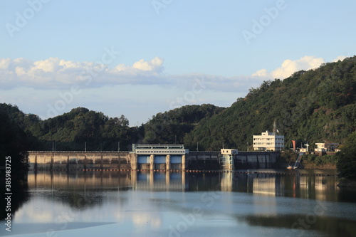 Wallpaper Mural ダムのカタチが水に映る Torontodigital.ca