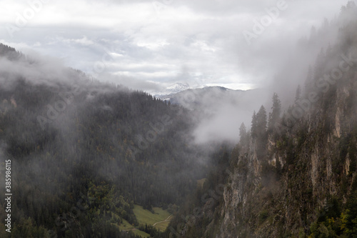 Le barrage de Roselend, à Beaufort, en Savoie, sous les premières neiges